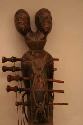 Mangbetu ( harpe ), d`afrique : Rép.démoncratique du Congo., statuette Mangbetu ( harpe ), masque ancien africain Mangbetu ( harpe ), art du Rép.démoncratique du Congo. - Art Africain, collection privées Belgique. Statue africaine de la tribu des Mangbetu ( harpe ), provenant du Rép.démoncratique du Congo., 1323/5227.Harpe Mangbetu à cinq cordes.
(région de l